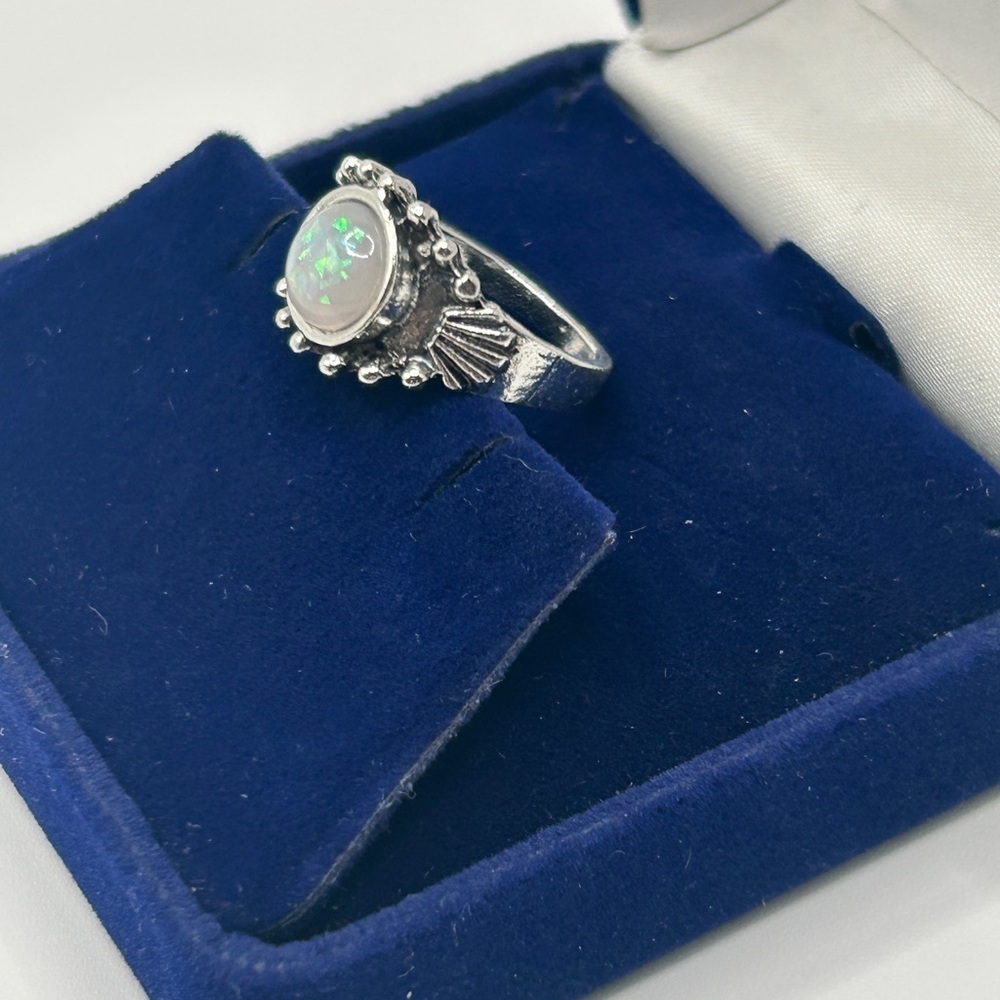 Silver and White Opal Ring Vintage Style Sz 6 - Picture 2 of 6